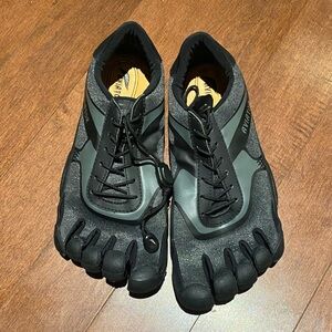 Aviator Unisex Gray and Black Fivefinger Athletic Shoes size 41